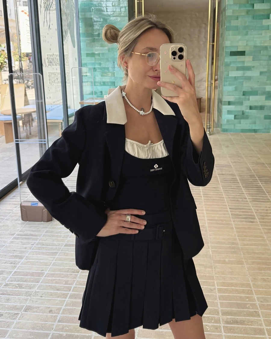 Belt-embellished pleated skirt (navy)