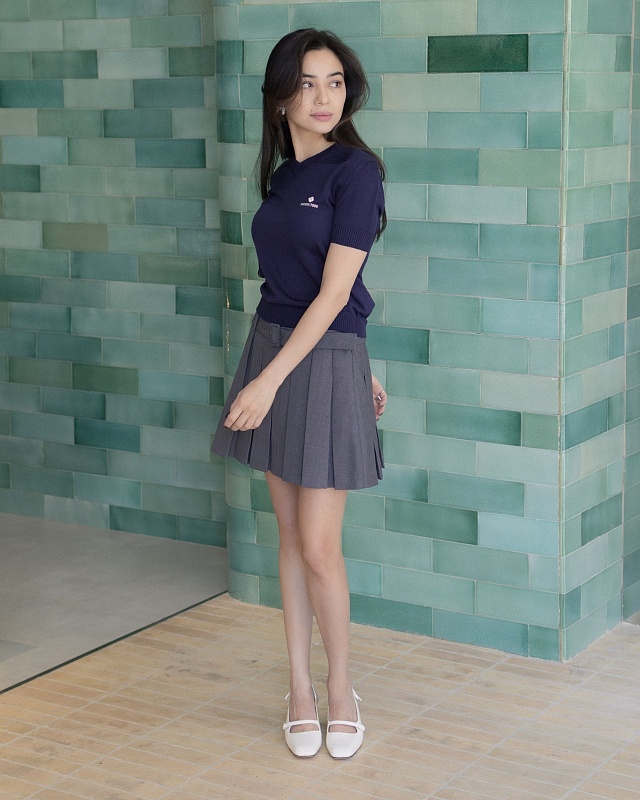 Belt-embellished pleated skirt (grey)